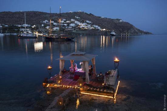 Romantická večeře v přístavu na ostrově Mykonos