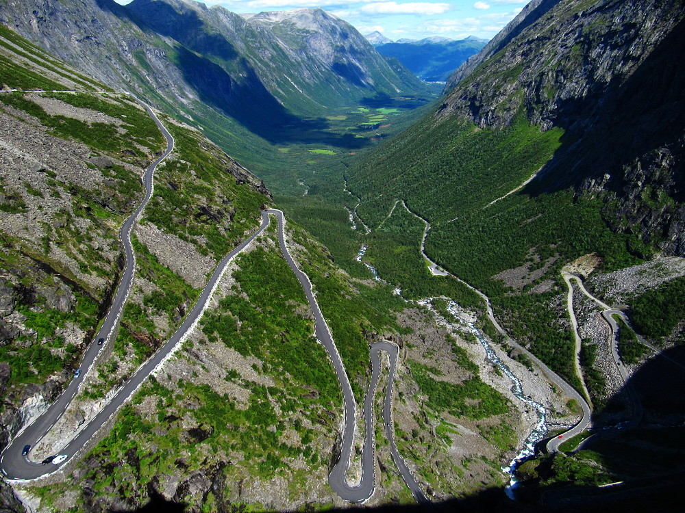 Trolí stezka na silnici Rv63 nedaleko norské obce Rauma