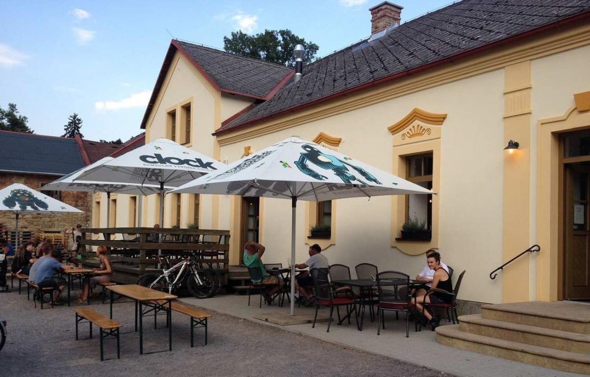 Nově otevřený hostinec CLOCK na náměstí