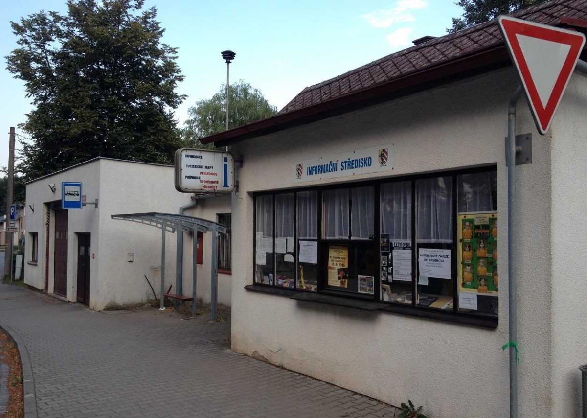 Informační centrum hned naproti parkovišti