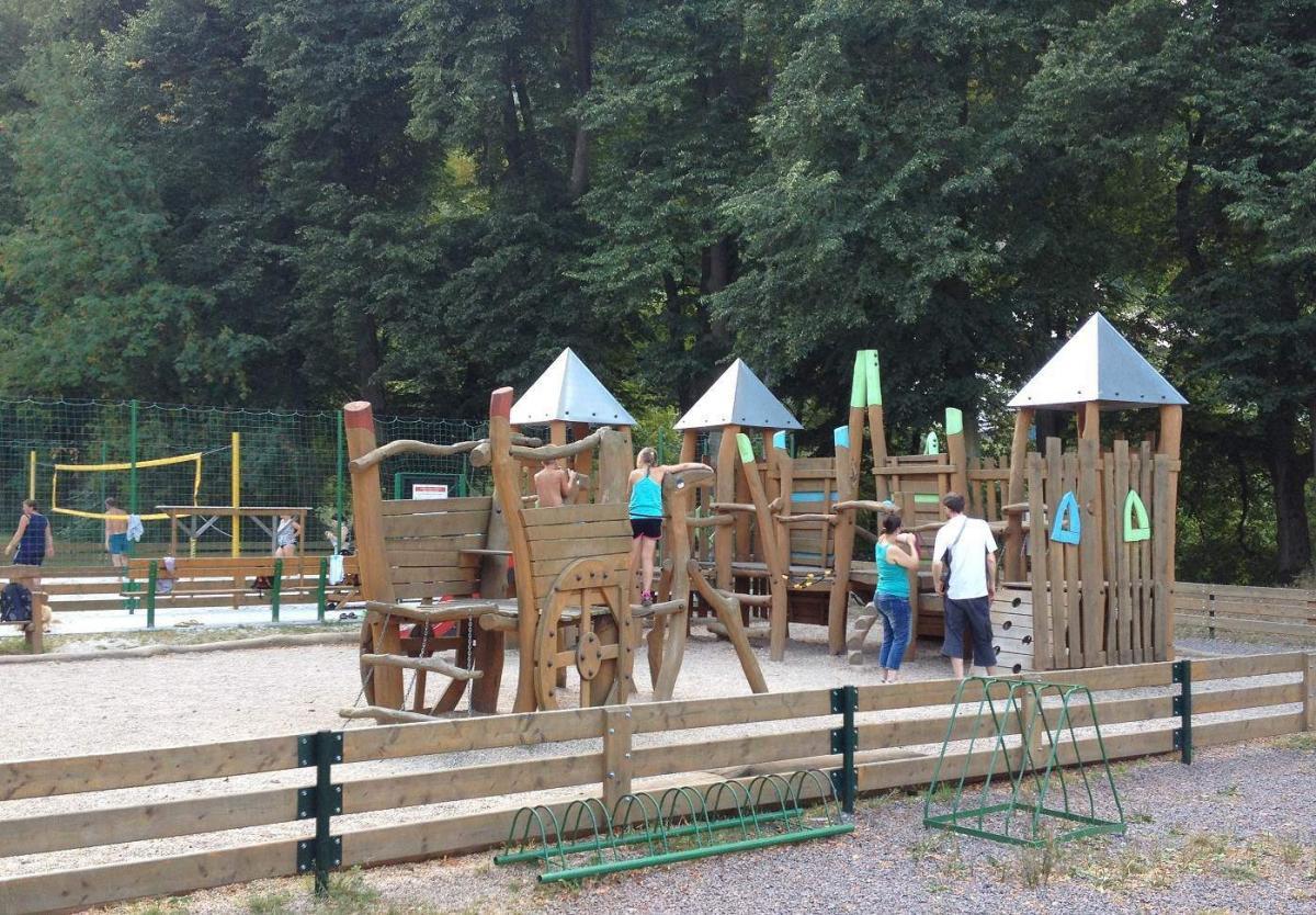 Hřiště pro děti vedle áleje