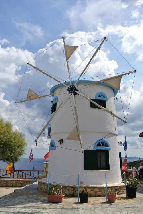 Větrný mlýn u vesničky Korithi na severu Zakynthosu