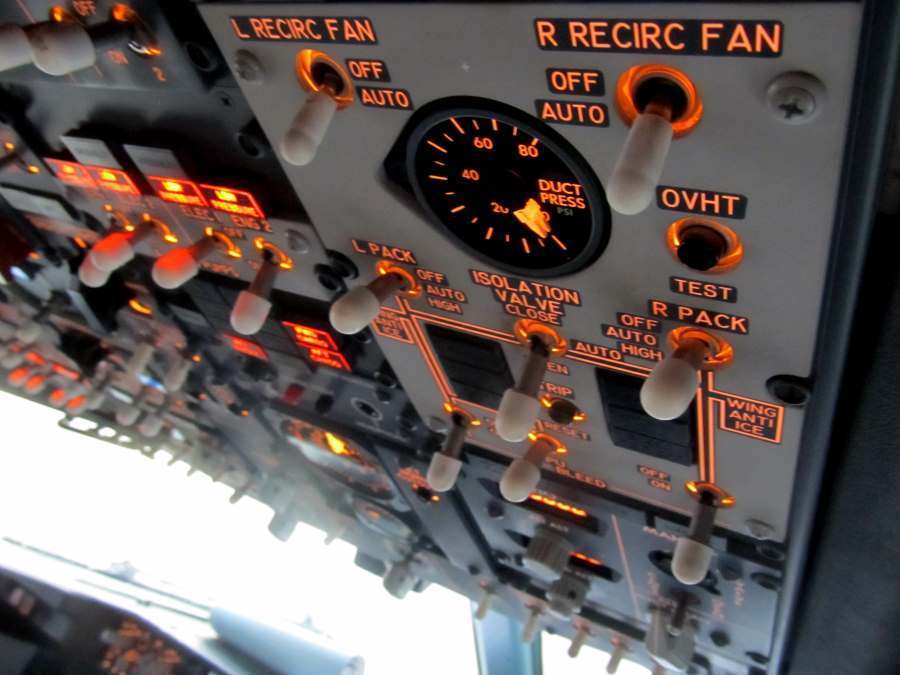 Detail overhead panelu v Boeingu 737NG