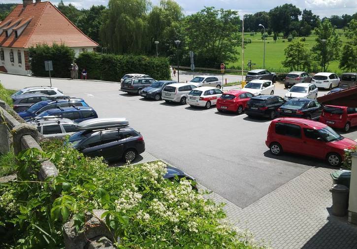 Nejbližší parkoviště u zámku bývá kolem 11 hodiny už plné