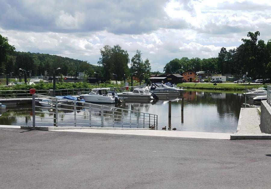 Přístav Hluboká nad Vltavou je přímo pod zámkem