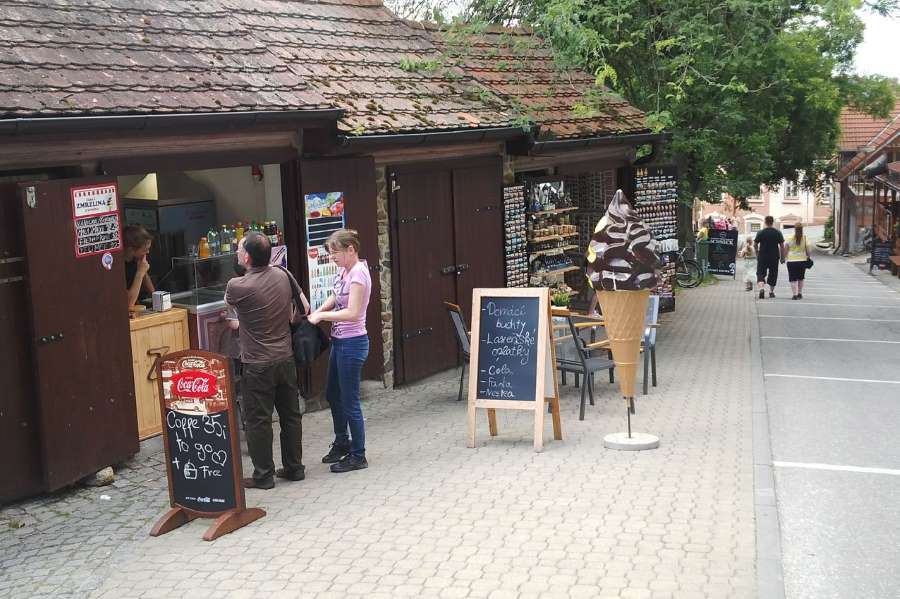 Stánky se zmrzlinou a občerstvením v Hluboké