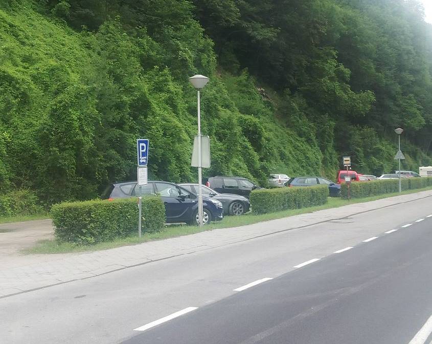 Vzdálenější placené parkoviště u zámku Hluboká za 50 Kč