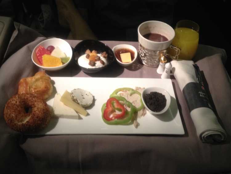 Snídaně při závěru letu z Istanbulu na Filipíny