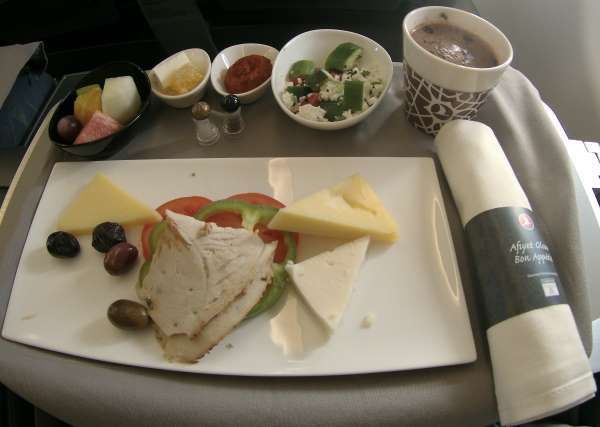 První část snídaně na letu do Prahy včetně horké čokolády