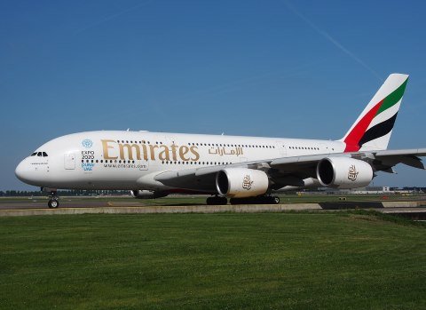 Emirates jaký plat mají letušky