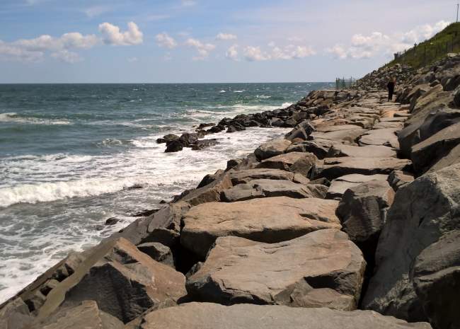 Kamená promenáda vedoucí k pláži u majáku