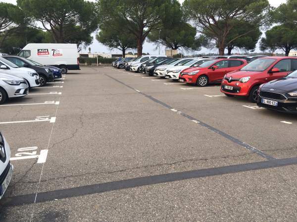 Každé auto má své předepsané parkovací místo