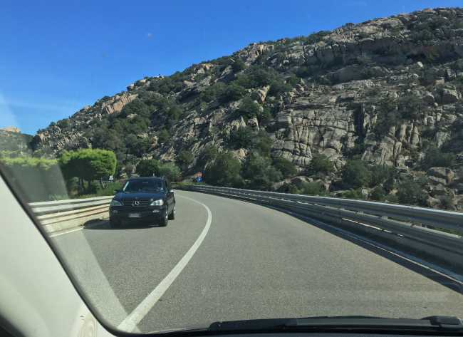 Jízda po silinicích na Sardinii je velmi pohodlnná