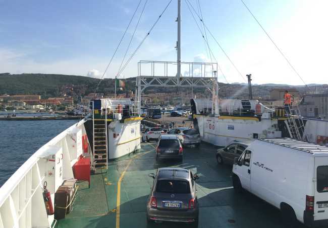 Výjezd aut z trajektu mezi ostrovem La Maddalena a Palau