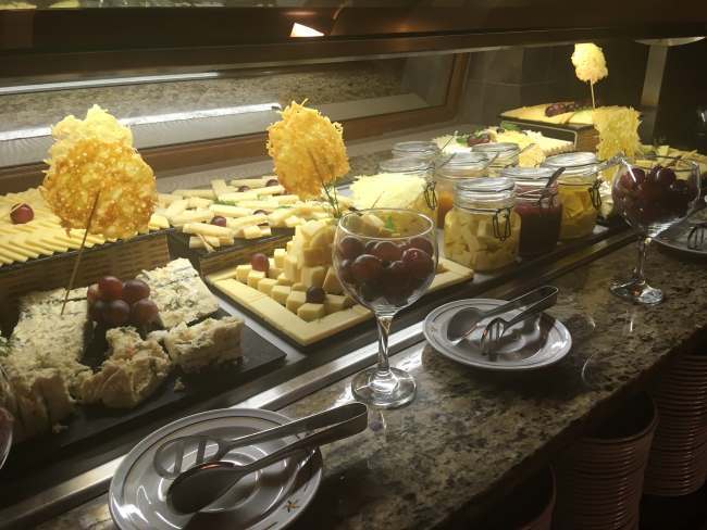 Výběr sýrů na večeři, hotel Iberostar Club Boa Vista, Kapverdy