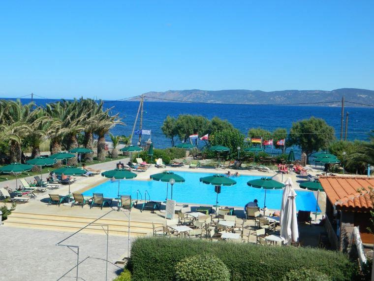 Výhled z hotelu na moře a bazén od klienta