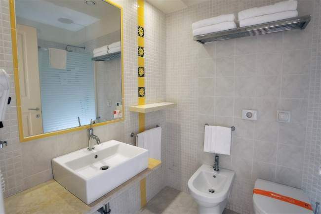 Koupelna je nová a světlá