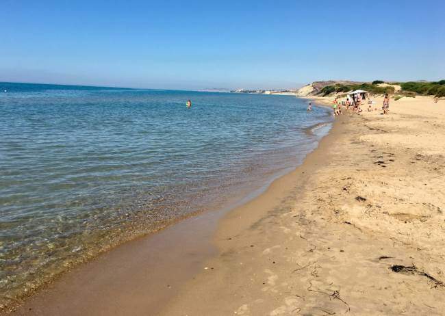 Pláž s čistou vodou a pískem ihned u hotelu