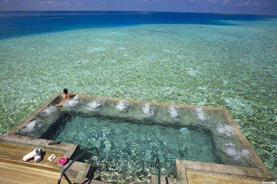 Bazén v moři na Maledivách panorama