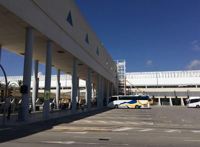 Garáže autopůjčoven přímo naproti terminálu letiště Palma de Mallorca