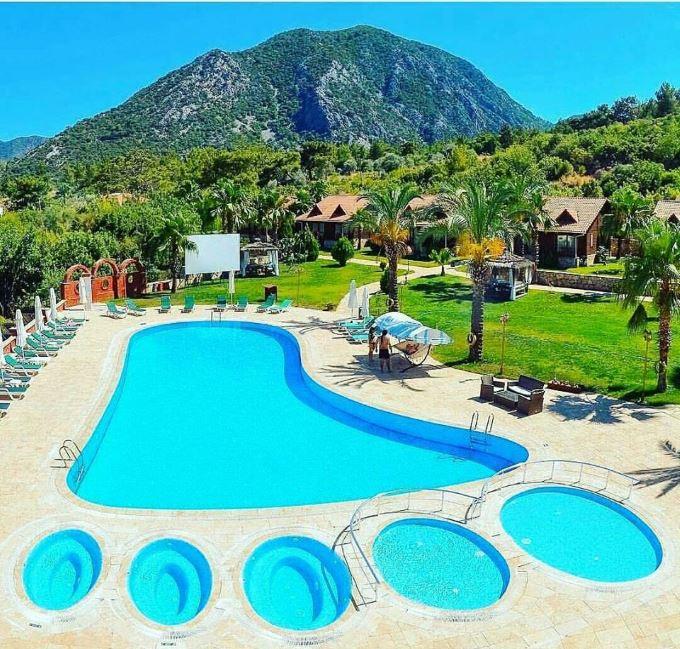 Hotel s bazénem ve tvaru nohy Turecko