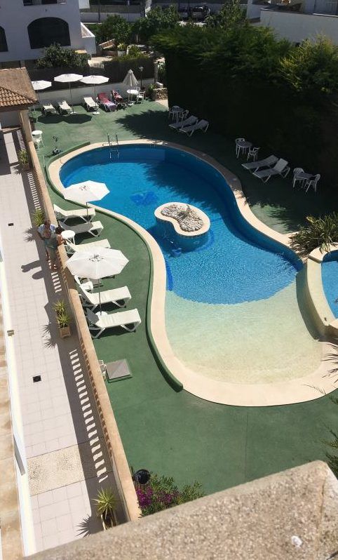 Hotelový bazén byl krásně čistý a neustále prázdný