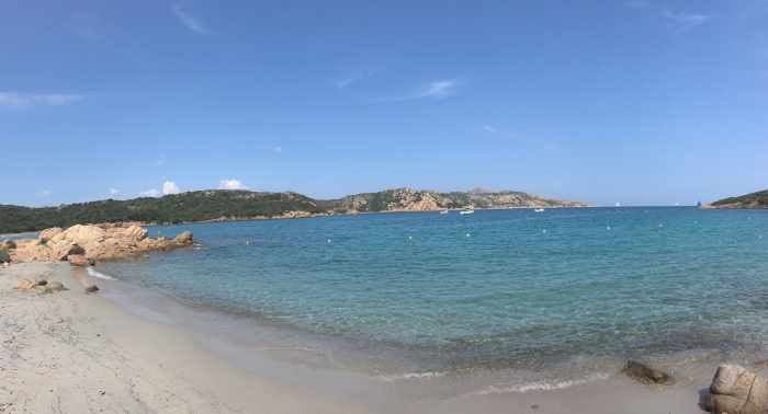 Pláž s bílým pískem na ostrově Caprera u Sardinie