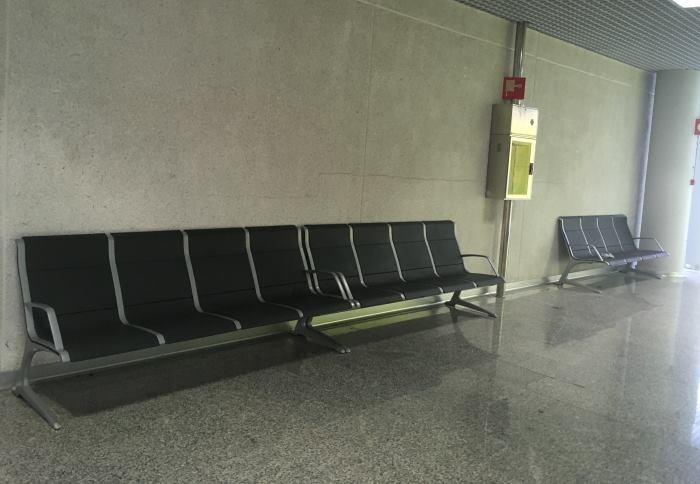 Pohodlné sedačky všude po terminálu letiště Palma de Mallorca