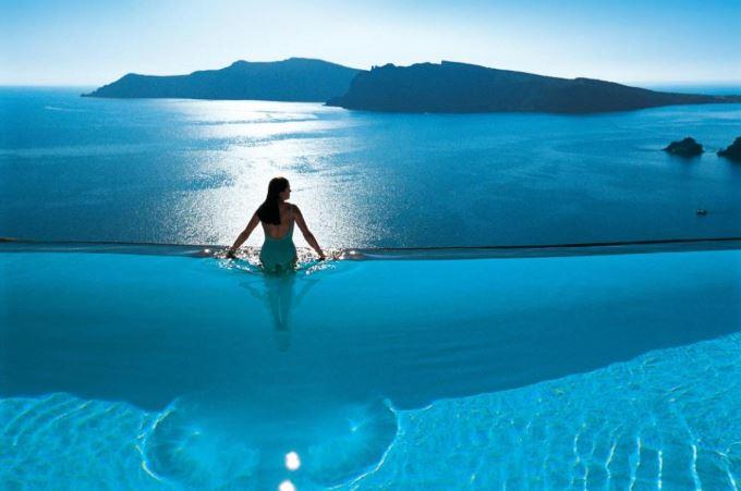 Překrásný bazén v hotelu na Santorini