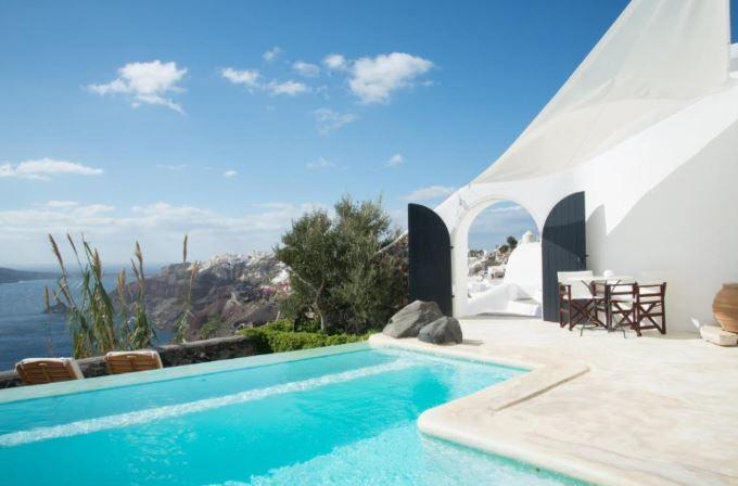 Snídaně vedle bazénu v hotelu Perivolas na Santorini