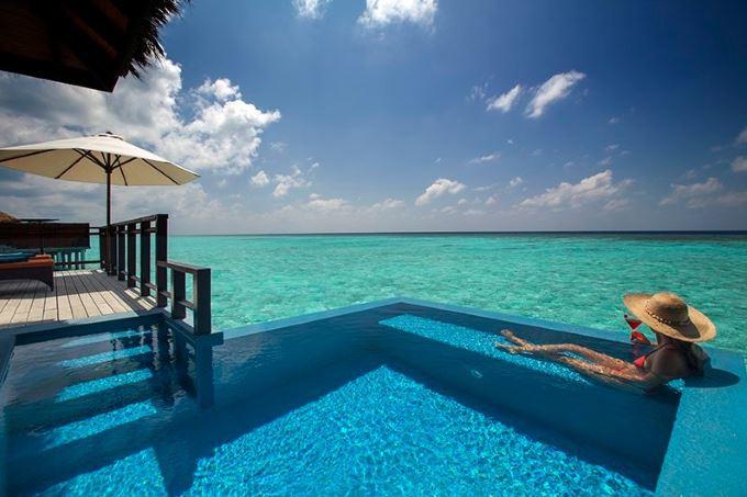Výhled na moře z bazénu na Maledivách