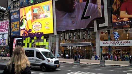 Obchody na Times Square, New York - známý Forever 21