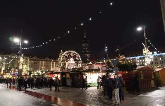 Vánoční trhy Drážďany Striezelmarkt na náměstí Altmarkt v noci