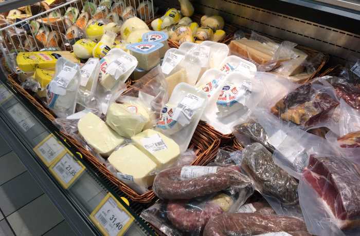 Ceny uzenin, masa, sýru v obchodě Sardinie