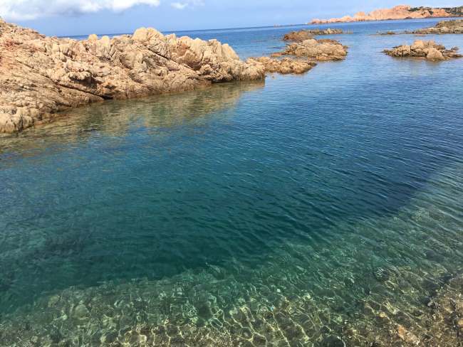 Křišťálová voda na Sardinii u letoviska Isola Rossa