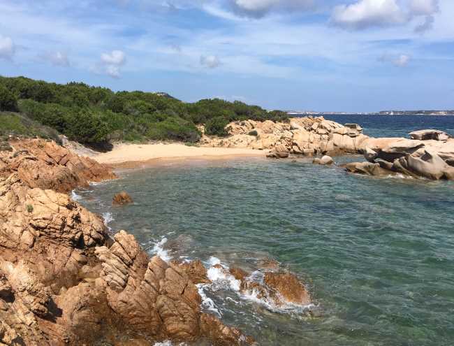 Písečná pláž bez lidí mezi Palau a Cannigione Sardinie