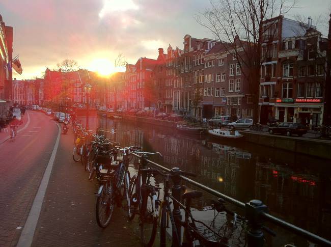 Kanál a západ slunce nad Amsterdamem