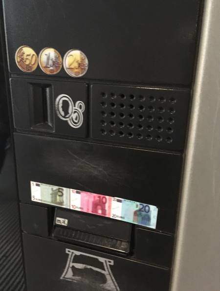 Parkovací automat lze platit mincemi i platební kartou