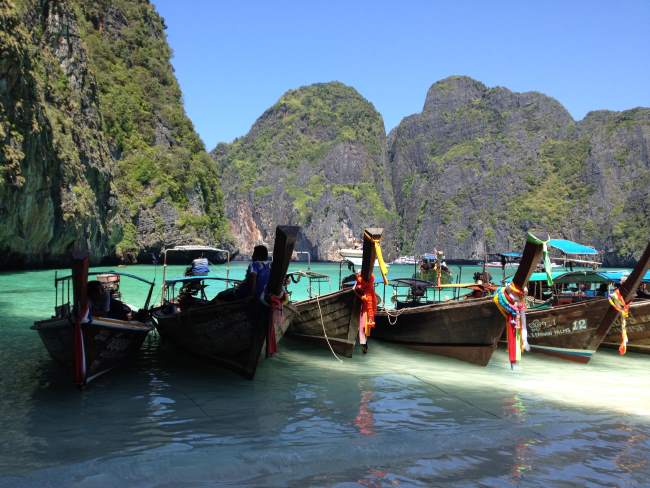 Zátoka s loďkami na menším ostrovu u Phi Phi