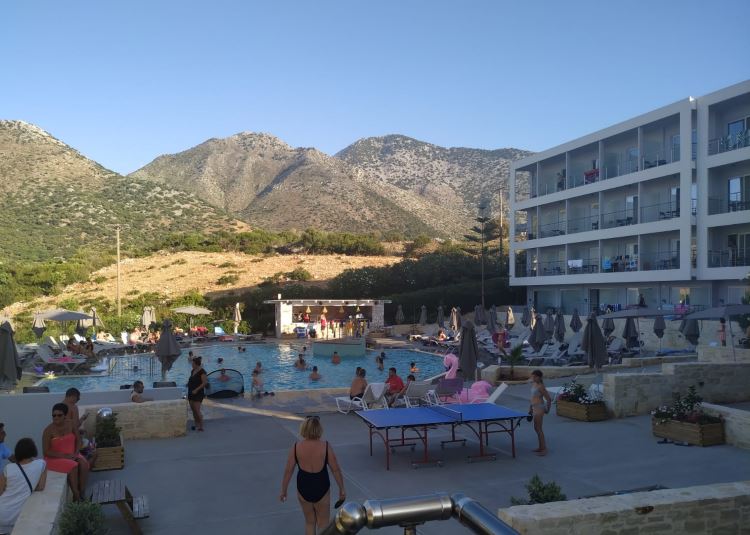 Hlavní bazén před hotelem Atali Grand Resort na Krétě, Řecko
