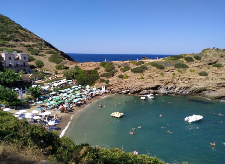 Pláž a moře u pobřeží nedaleko hotelu Atali Grand Resort na Krétě