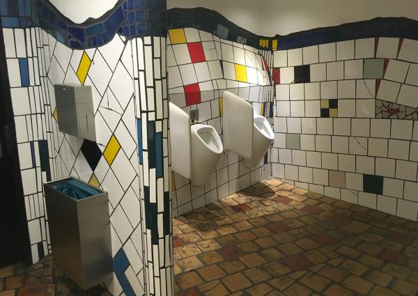 Toalety WC u Hundertwasserova domu ve Vídni