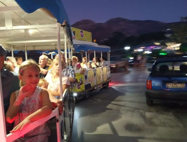 Vláček který jede po pobřeží Atali Grand Resort