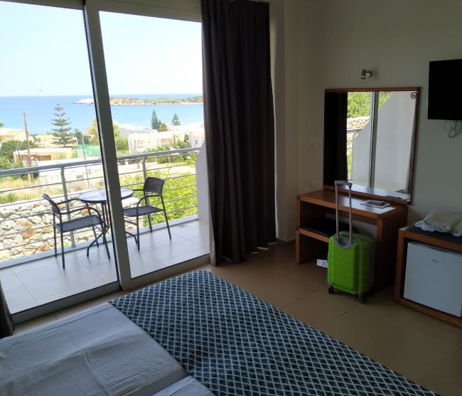 Výhled z hotelu na moře na Krétě Atali Grand Resort