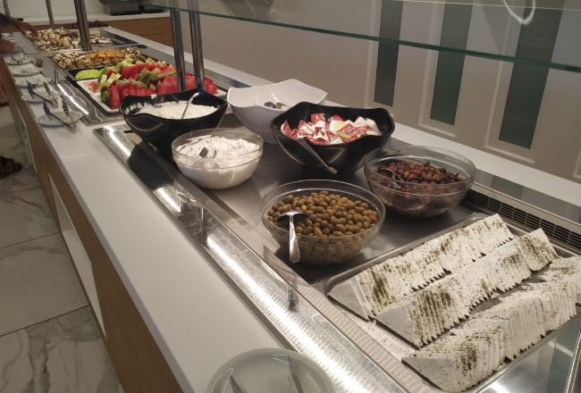 Řecký sýr a tzatziky Řecko hotel Atali Grand Resort