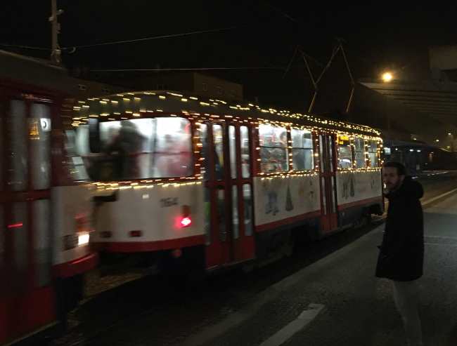 Vánoční trhy Olomouc osvětlená vánoční tramvaj