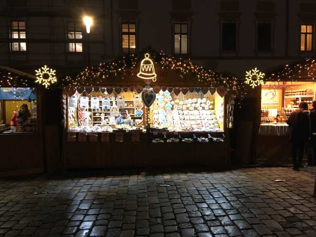 Vánoční trhy Olomouc osvětlený stánek s perníky a ozdobami