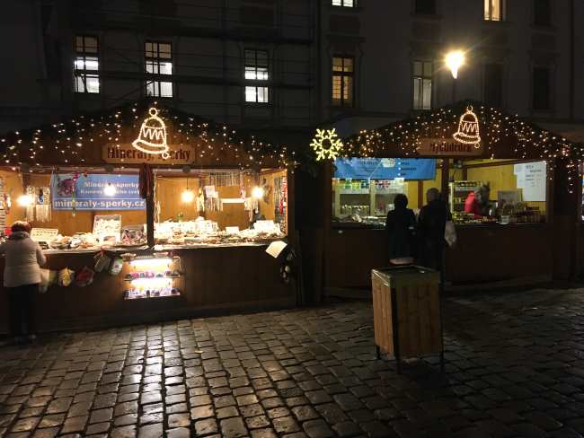 Vánoční trhy Olomouc stánek se šperky a vínem
