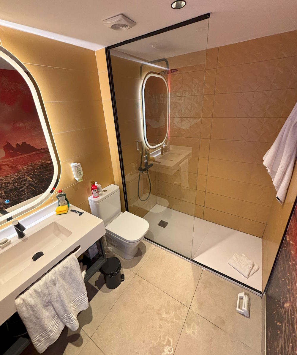 Koupelna v hotelu Sholeo Lodges Los Giganes Tenerife